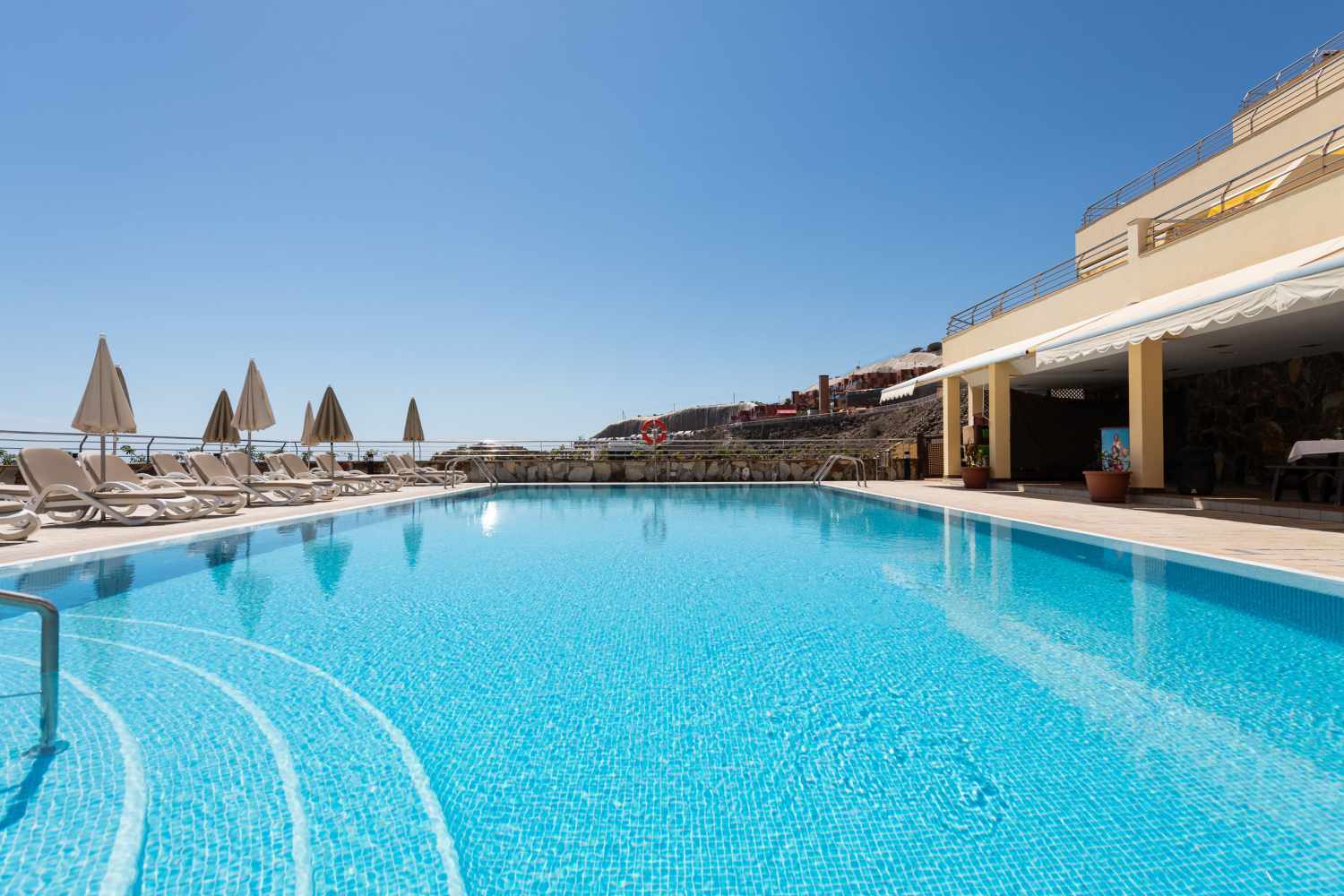 LiggingHoliday Club Sol Amadores ligt op de zonnige helling boven de baai van Amadores op Gran Canaria