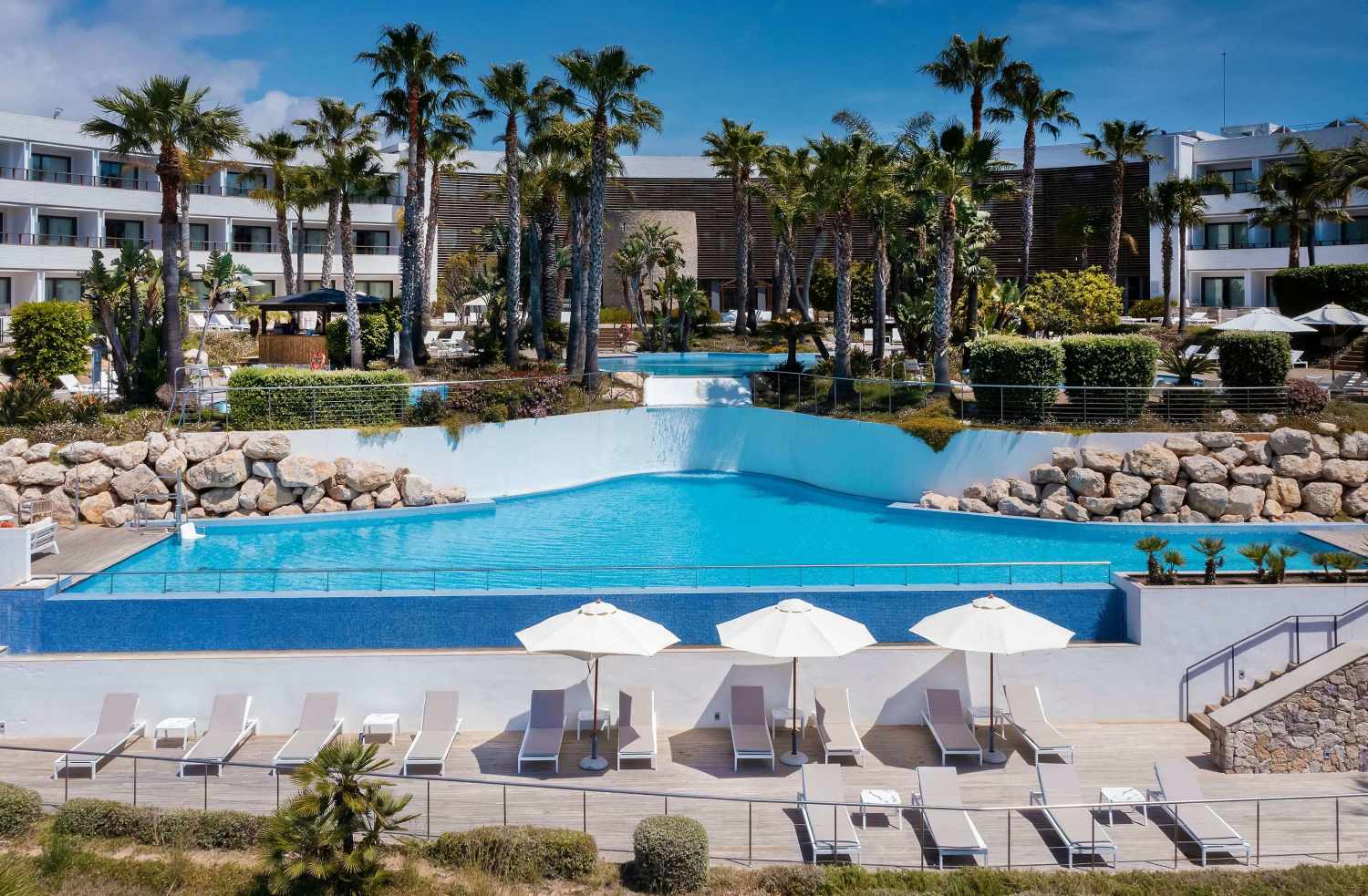 LiggingDoor de voortreffelijke ligging is dit hotel de ideale plaats om een aangename vakantie door te brengen. Dit elegant ingerichte conferentiehotel ligt op slechts 5 minuten van het centrum van Sitges