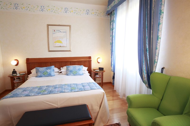 LiggingDit hotel bevindt zich midden in het hart van Verona.HotelfaciliteitenHet hotel met een lift beschikt over 49 kamers. Het vriendelijke personeel aan de receptie is graag bij alle vragen behulpzaam. Een bagagedepot en een kluis behoren tot de faciliteiten van het verblijf. Via Wi-Fi hebben de gasten toegang tot het internet. De tourdesk biedt ondersteuning bij het boeken van excursies. Het hotel beschikt over meerdere voor gehandicapten toegankelijke vrijetijdsbestedingen. Het hotel beschikt over faciliteiten voor rolstoelgebruikers. Er zijn ook winkels. Tot de overige voorzieningen van het verblijf behoort een tv-ruimte. De gasten die met de auto komen