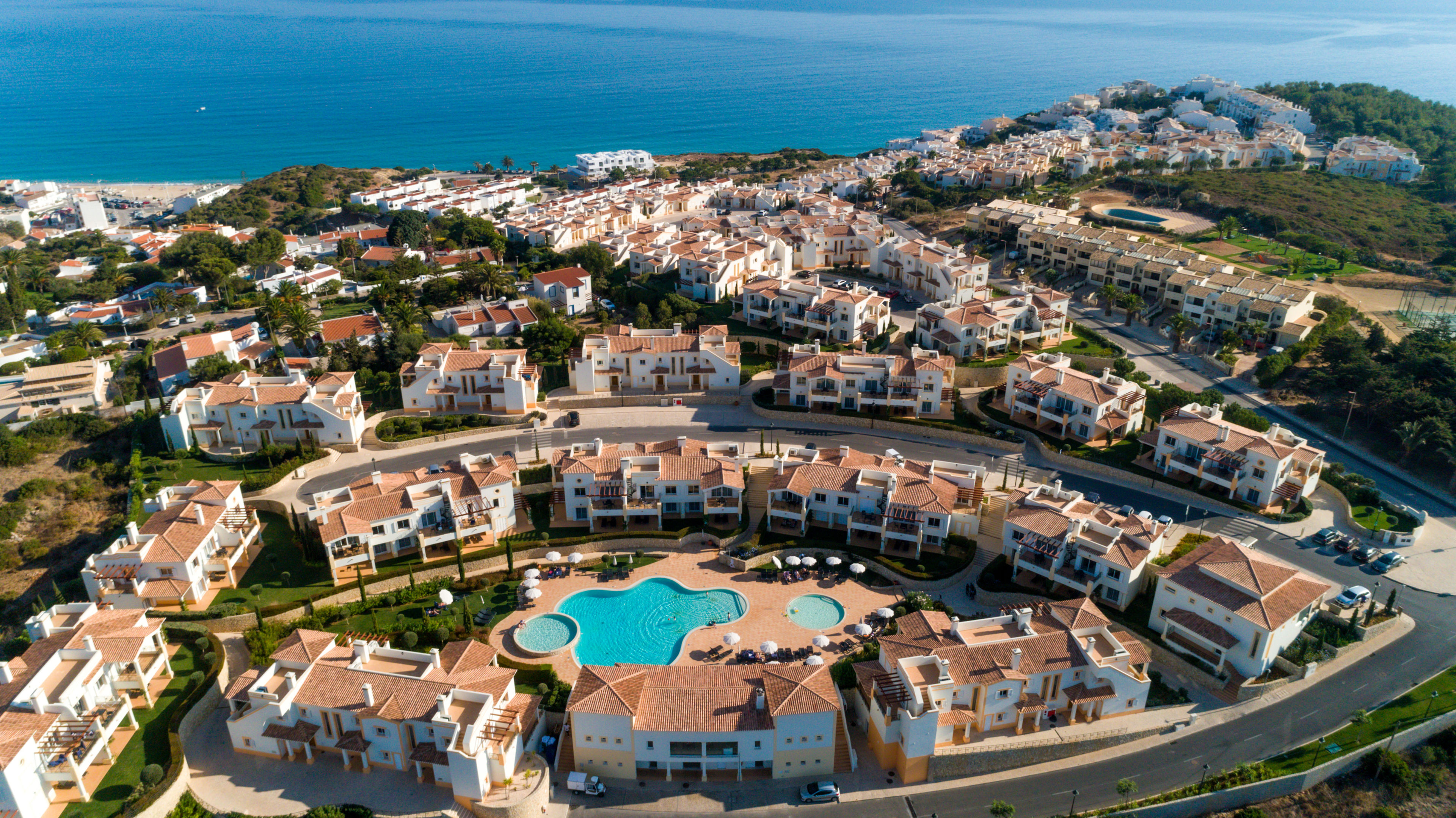 LiggingDit strandresort ligt in het westen van de Algarve. Het biedt een adembenemend uitzicht op de oceaan en een traditioneel Portugees vissersdorp met afgescheiden