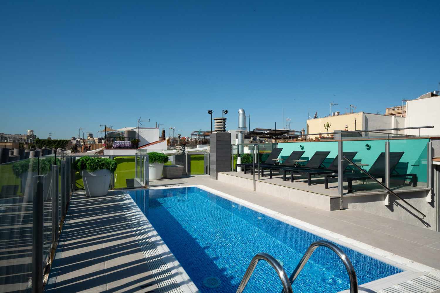 LiggingHet hotel is centraal gelegen in de onmiddellijke omgeving van Arco del Triunfo en het Picasso museum. Winkelmogelijkheden (circa 100 meter)