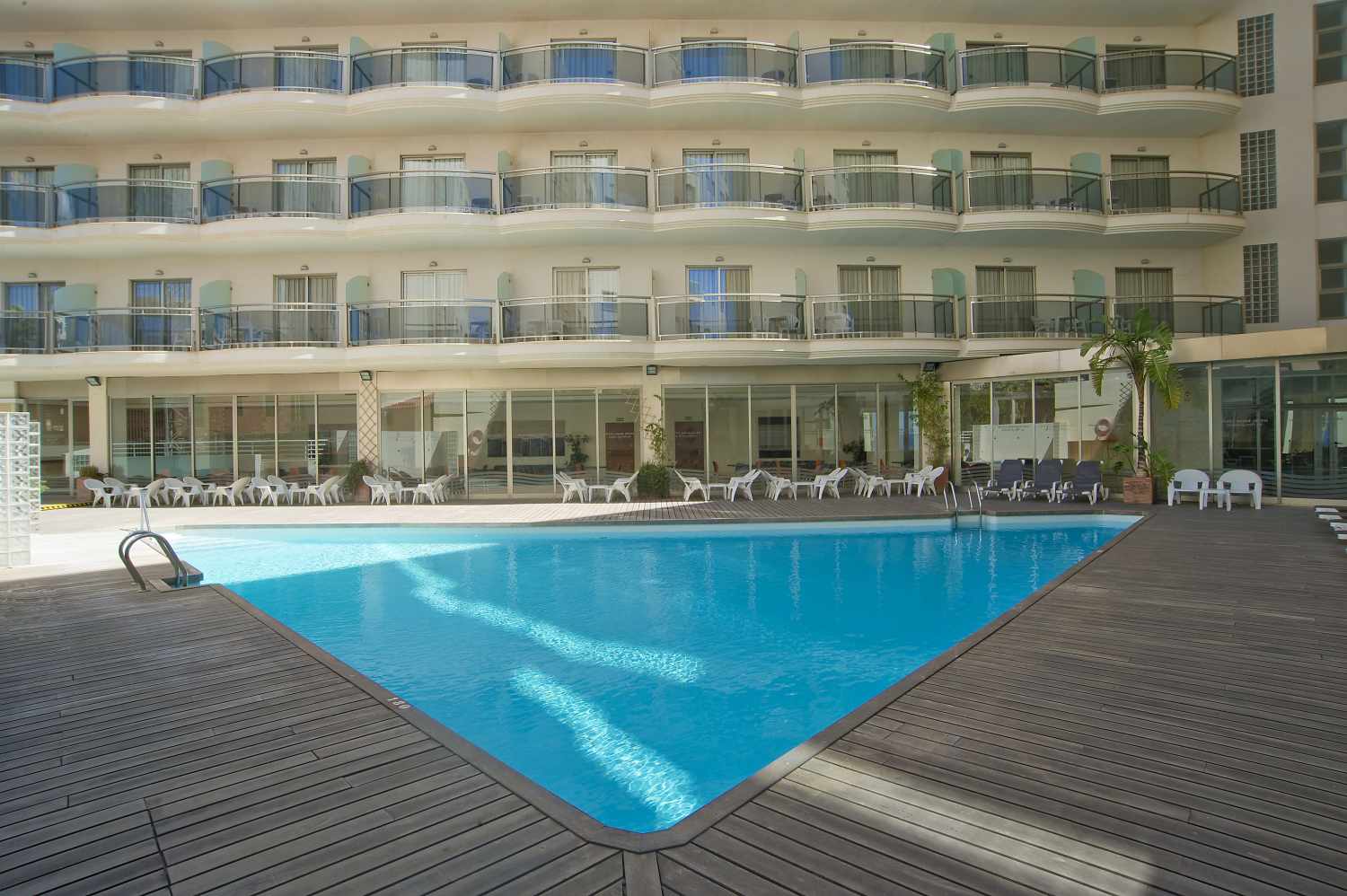 LiggingHet hotel ligt in het toeristische centrum van Calpe