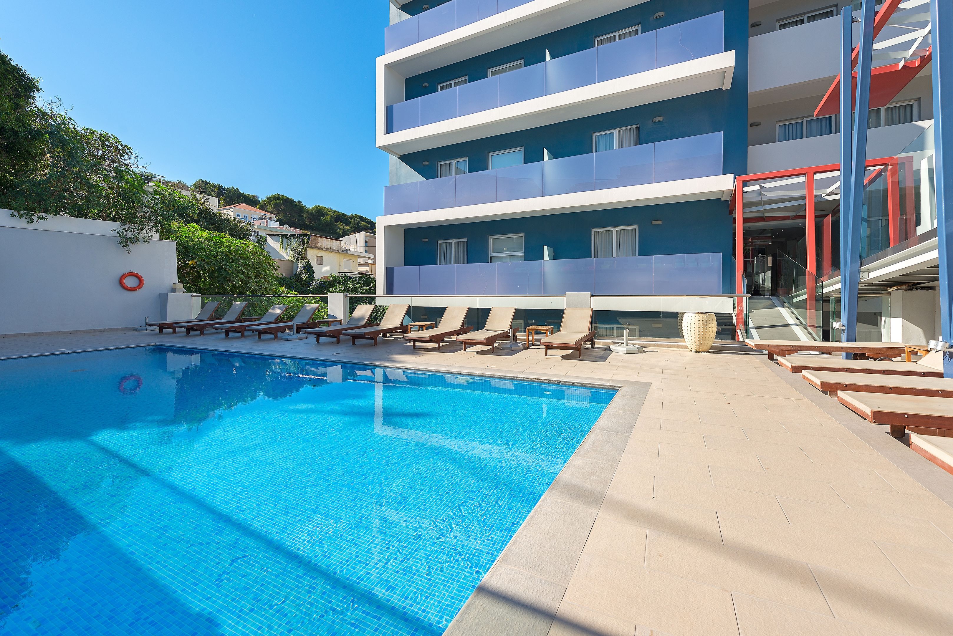 LiggingDit hotel staat een paar meter van het kiezelstrand verwijderd