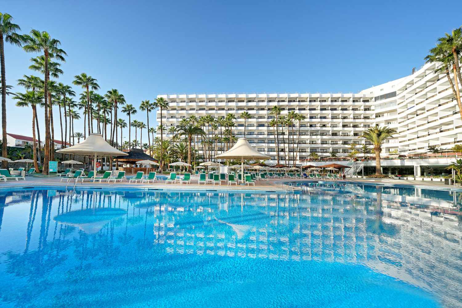 LiggingHet hotel ligt op ongeveer 1 km van het strand