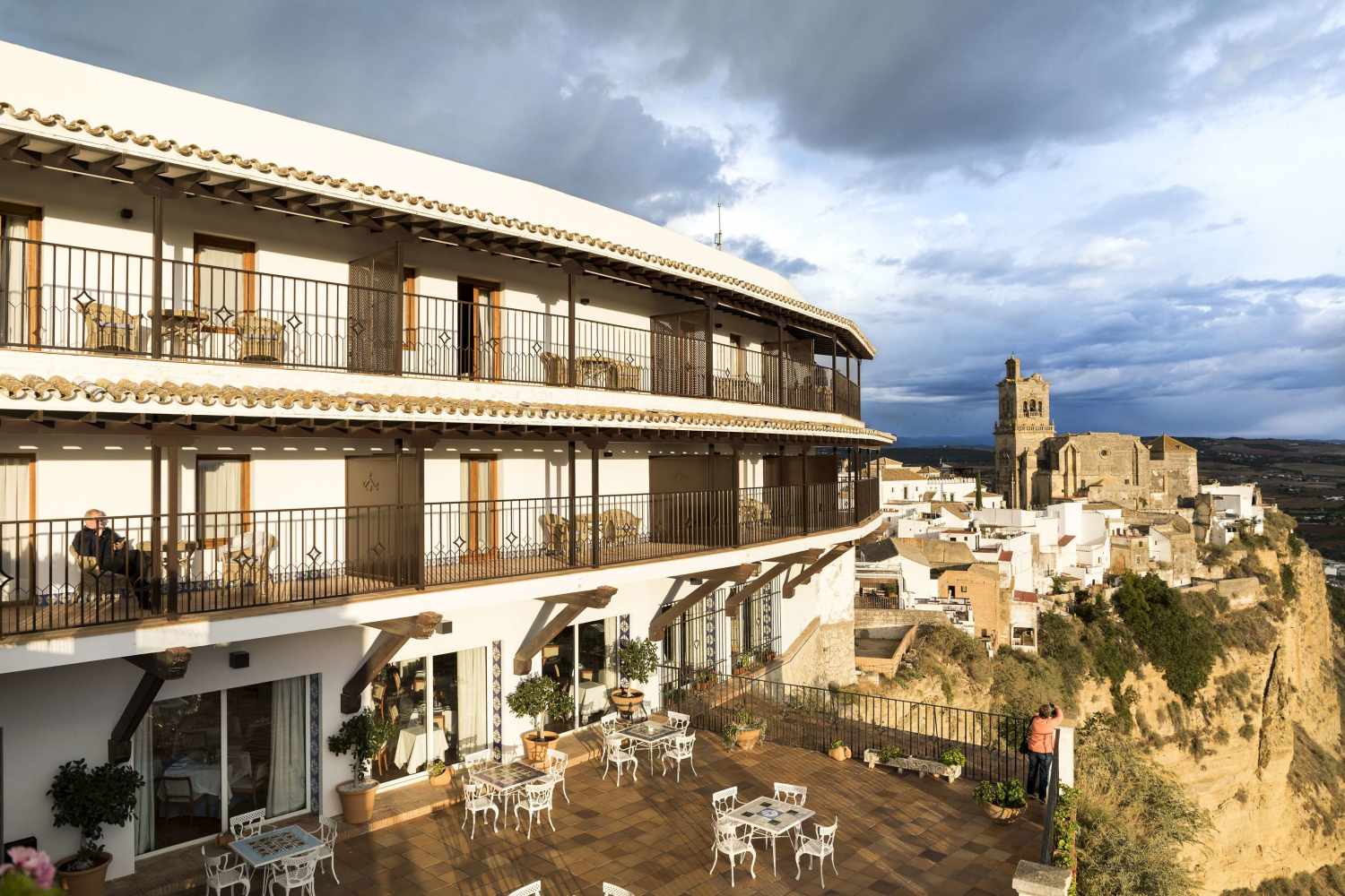 LiggingParador de Arcos de la Frontera ligt in het historische centrum van het witte dorp Arcos de la Frontera in Andalusië