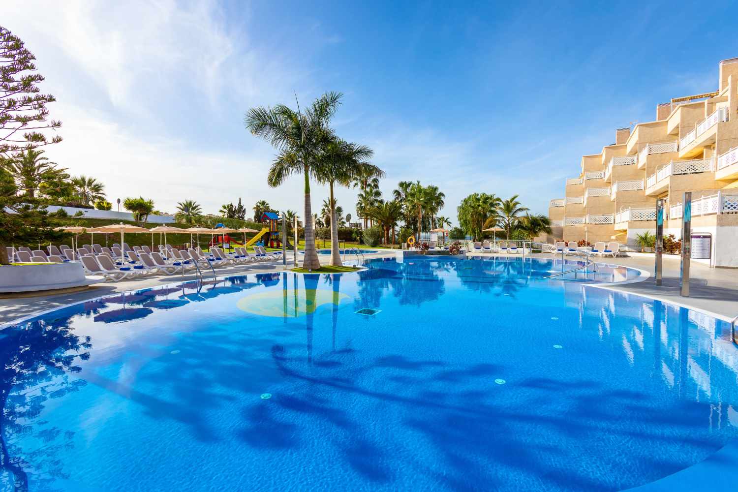 LiggingHet hotel Tropical Park Hotel bevindt zich in Callao Salvaje aan de zuidwestkust van Tenerife