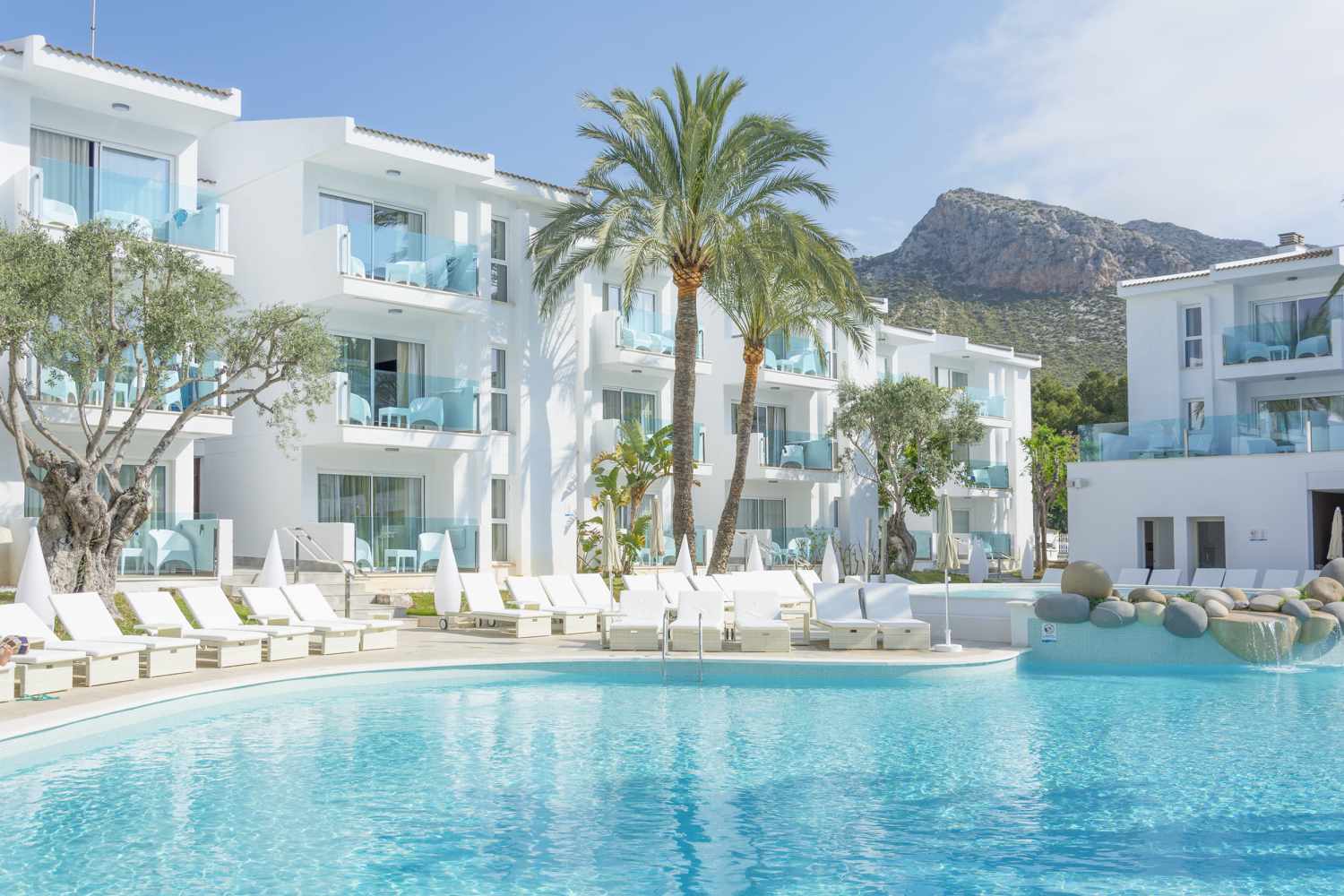 Adult Only LiggingHet hotel is gelegen in Port de Pollença op slechts enkele honderden meters van het zandstrand. Tot aan de luchthaven Mallorca - Palma de Mallorca (PMI) is het circa 70 km. HotelfaciliteitenIn 2022 werd het hotel volledig gerenoveerd. Het wellnessgedeelte van het hotel is een belangrijk onderdeel: er is een spa met jacuzzi