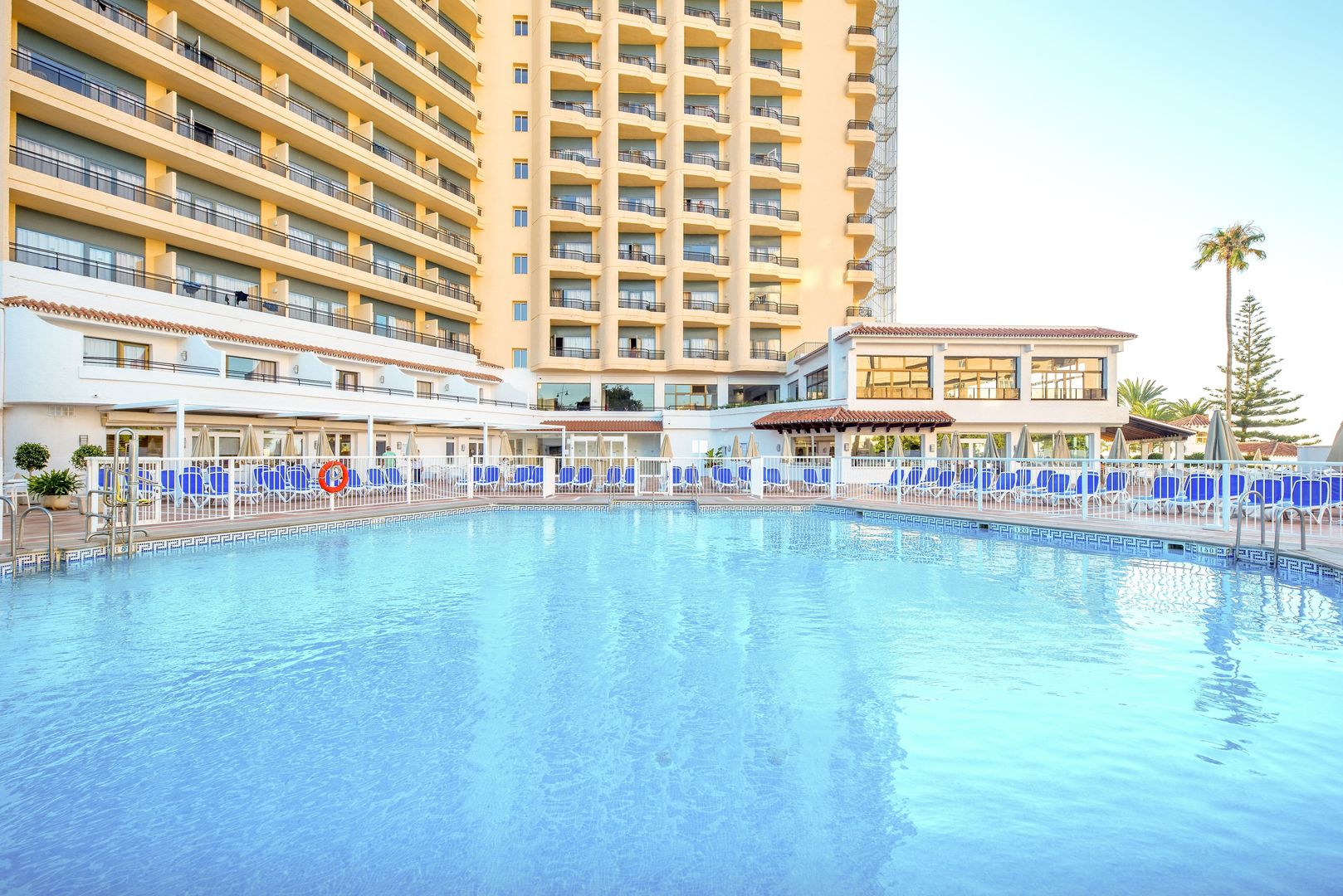 LiggingHotel Globales Gardenia ligt in Fuengirola aan de Costa del Sol