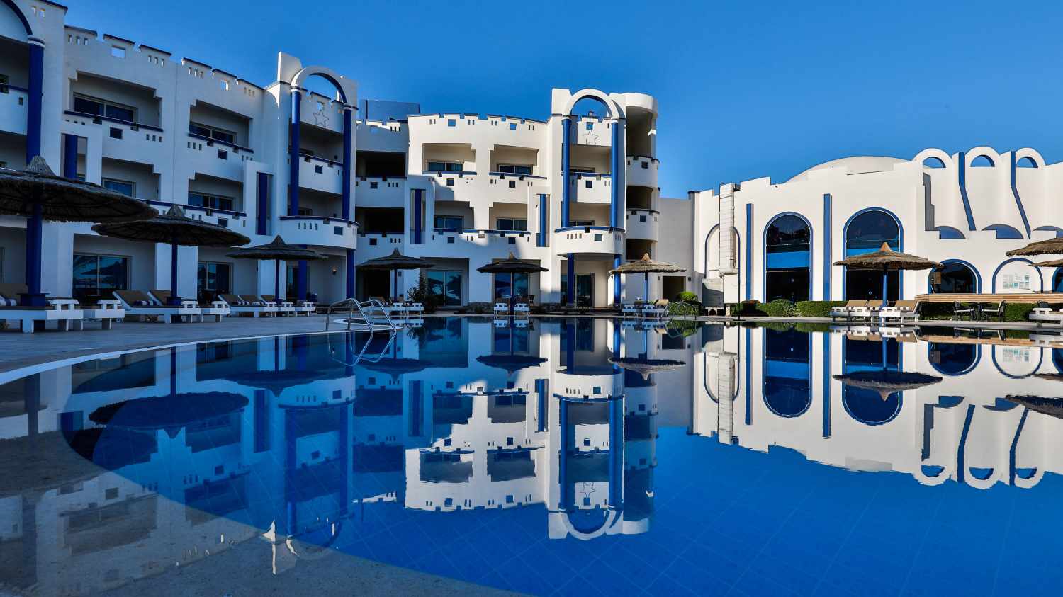 LiggingCoral Sun Beach ligt direct aan het zacht aflopende zandstrand van Gassous Bay