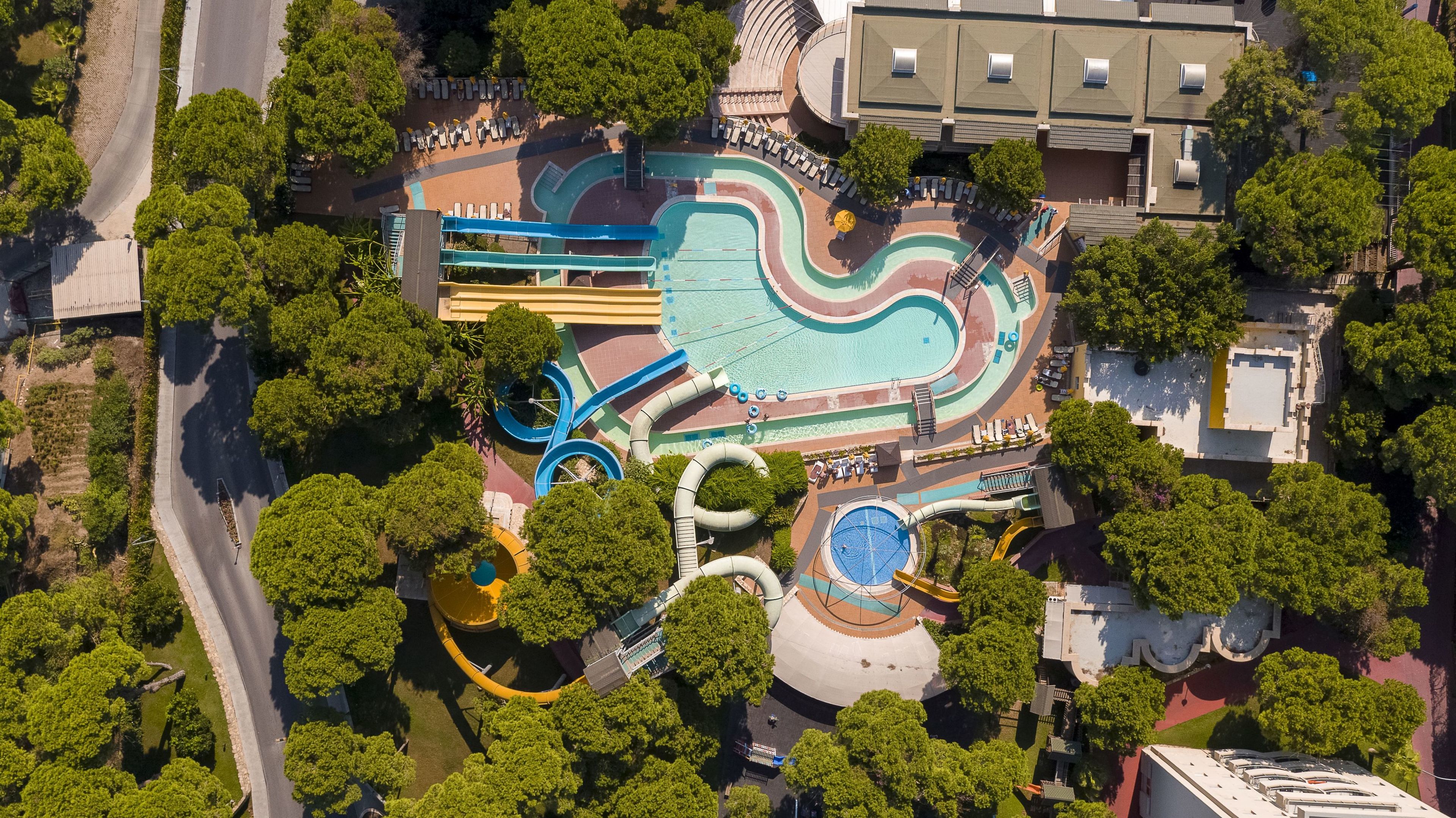 LiggingDit elegante vakantiecomplex ligt direct aan het lange zand- en kiezelstrand. De binnenstad van Belek met vele winkel- en entertainmentmogelijkheden bereikt u na ongeveer 4 kilometer. Antalya met de internationale luchthaven ligt op ongeveer 40 kilometer. De transfertijd is ongeveer 45 minuten. HotelfaciliteitenIn het kuurhotel werd in 2023 gemoderniseerd. Het bungalowcomplex biedt op 5 verdiepingen 742 kamers en 11 junior suites die met een lift bereikbaar zijn. Het meertalig personeel bij de receptie in de ontvangsthal is hulpvaardig bij het in- en uitchecken. De gasten van het complex ontvangen bij aankomst een welkomstdrankje. Het verblijf is ingericht met een bagagedepot en een kluis. In de openbare ruimtes is Wi-Fi verkrijgbaar. De tourdesk biedt ondersteuning bij het boeken van excursies. Rolstoelvriendelijke faciliteiten zijn beschikbaar. Een supermarkt en een souvenirwinkel en andere winkels zijn voorhanden om heerlijk te winkelen of te flaneren. Op het terrein van het verblijf bevinden zich een mooie tuin en een fraaie speelplaats. Tot de overige voorzieningen van het complex behoren een tv-ruimte