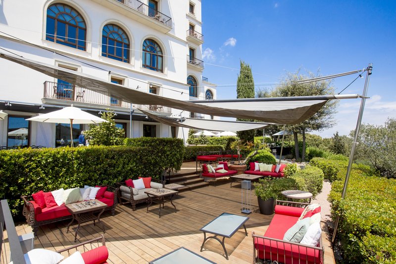 LiggingDit luxehotel bevindt zich ongeveer 7 km buiten het stadscentrum