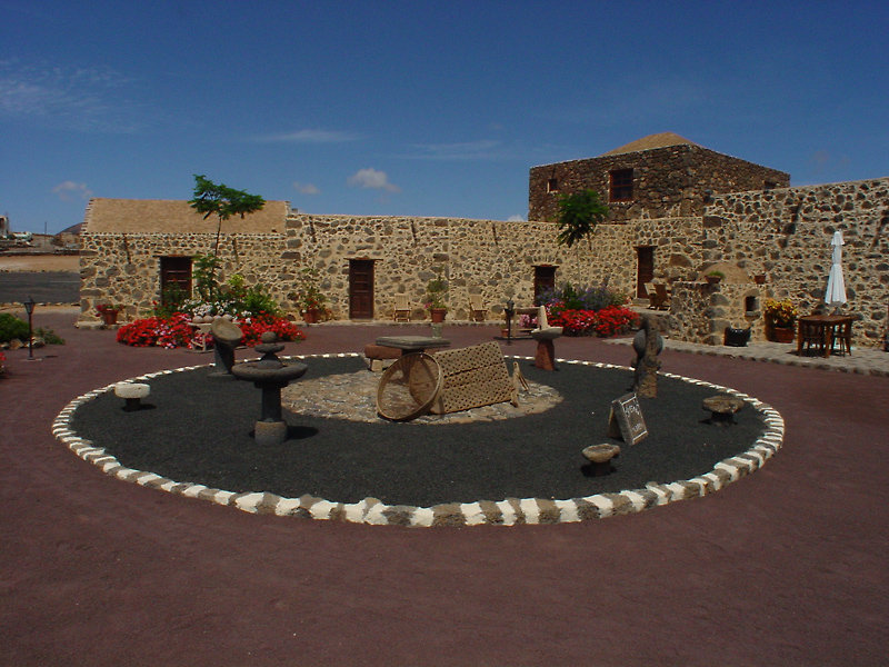 LiggingHet hotel bevindt zich in de plaats Villaverde in de gemeente La Oliva