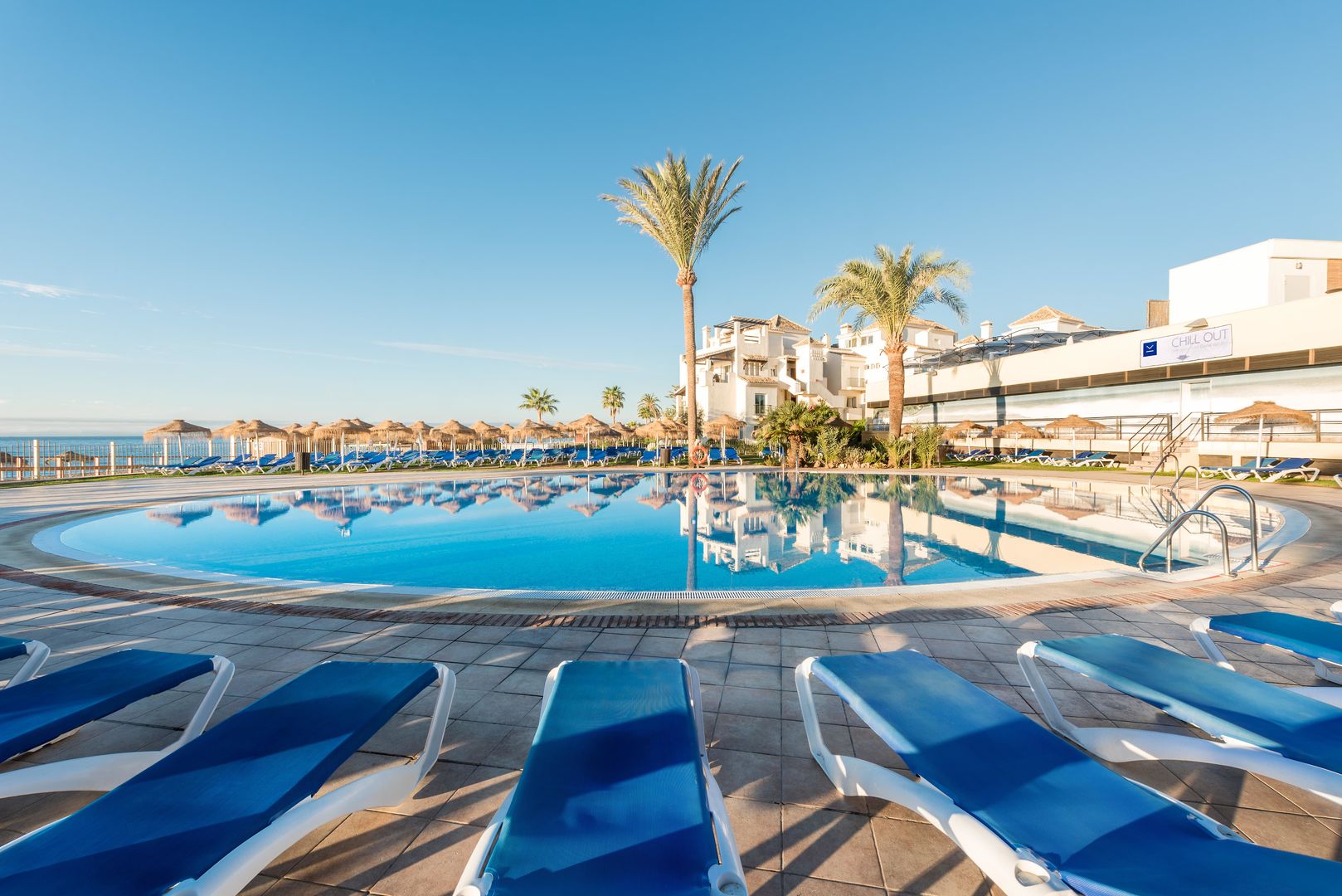 LiggingGran Hotel Costa del Sol ligt direct aan het brede zandstrand van La Cala de Mijas