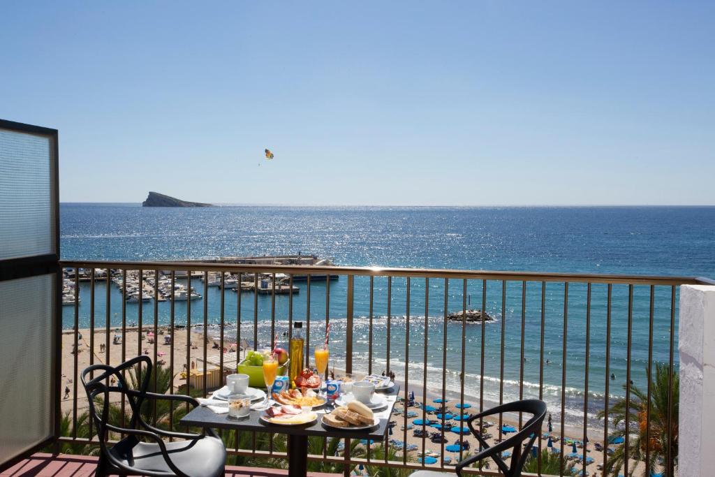 LiggingCasual Pop Art Benidorm bevindt zich vlak tegenover het Poniente-strand in Benidorm