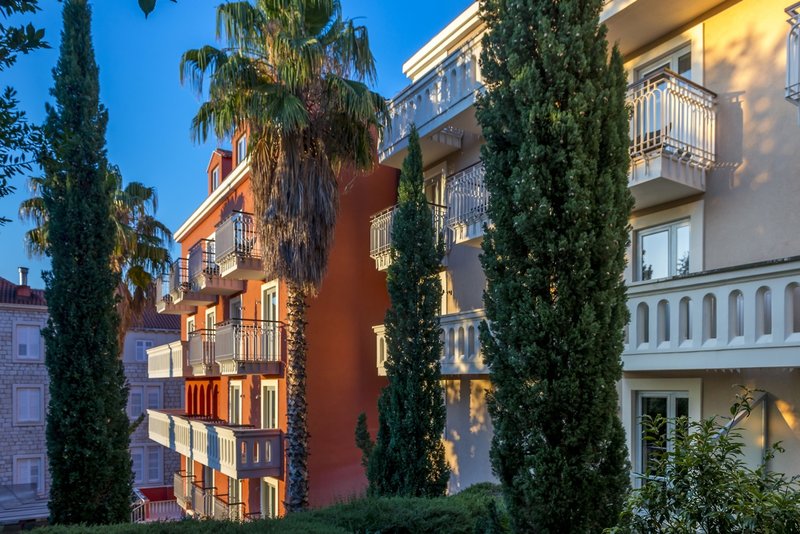 LiggingHet conferentiehotel verwelkomt de gasten in Dubrovnik en biedt in het bijzonder zowel voor zakenreizigers als voor gezinnen alle voorwaarden voor een aangenaam verblijf.HotelfaciliteitenIn dit hotel met een receptie bevinden zich 163 niet-rokerskamers voor de gasten. Wi-Fi is aanwezig. Het hotel beschikt over een aantal voor gehandicapten toegankelijke voorzieningen. De gasten die met de auto komen