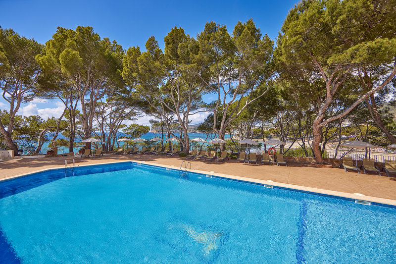 LiggingUniversal Hotel Lido Park & Spa ligt prachtig tussen twee baaien in Peguera