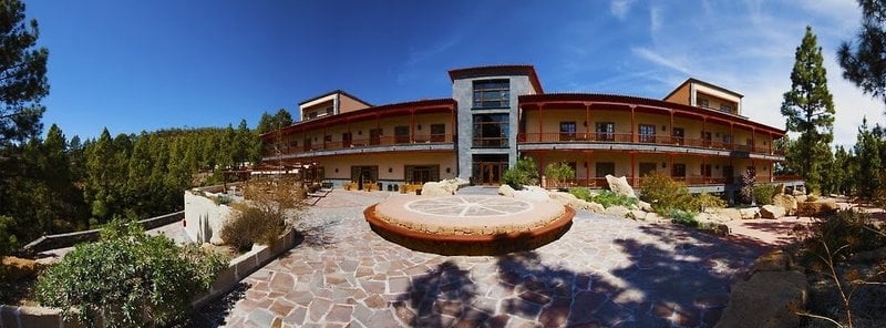 LiggingDit hotel heeft een mooie en rustige ligging op 1660 m hoogte