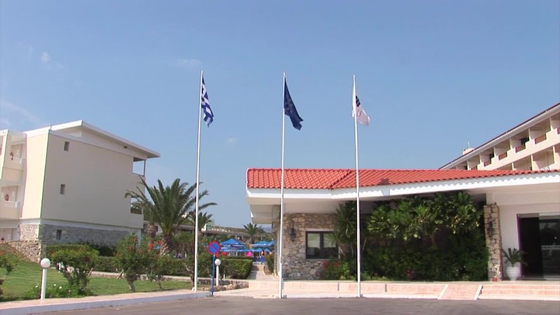 LiggingMitsis Ramira is een gezinsvriendelijk hotel in Psalidi en ligt vlak bij de zee. De locatie is ideaal voor strandliefhebbers die graag dichtbij het water verblijven. Het hotel bevindt zich in een rustige omgeving die geschikt is voor zowel gezinnen als vakantiegangers die ontspanning zoeken. Dankzij de ligging is het eenvoudig om strand en hotel af te wisselen. De setting draagt bij aan een comfortabele en ongedwongen vakantiesfeer.HotelfaciliteitenHet hotel beschikt over een 24-uursreceptie en diverse praktische voorzieningen zoals een bagagedepot