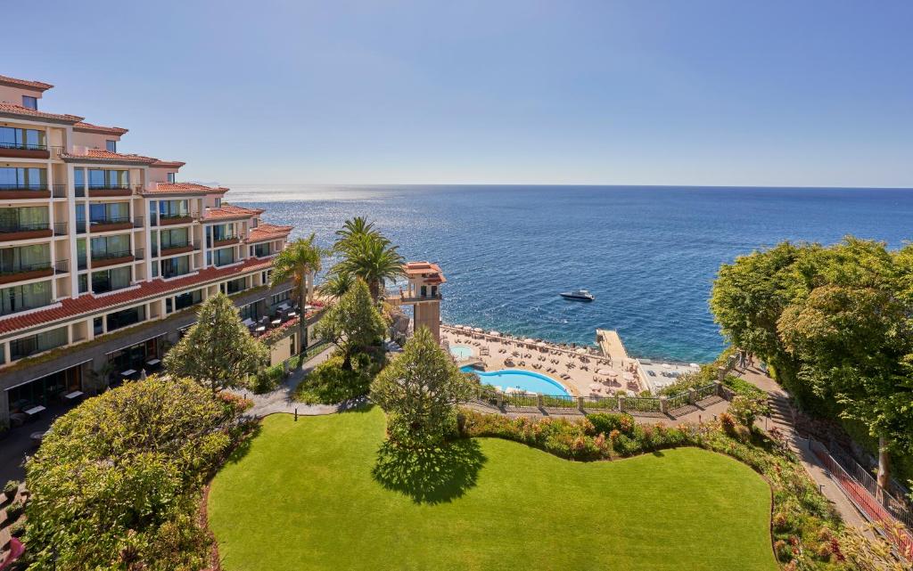 LiggingThe Cliff Bay is een luxe 5-sterrenhotel gelegen op een klif met adembenemend uitzicht over de Atlantische Oceaan en de haven van Funchal. Een halte van het openbaar vervoer ligt in de directe omgeving van het hotel (ongeveer 500 m).  HotelfaciliteitenHet hotel beschikt over diverse zwembaden