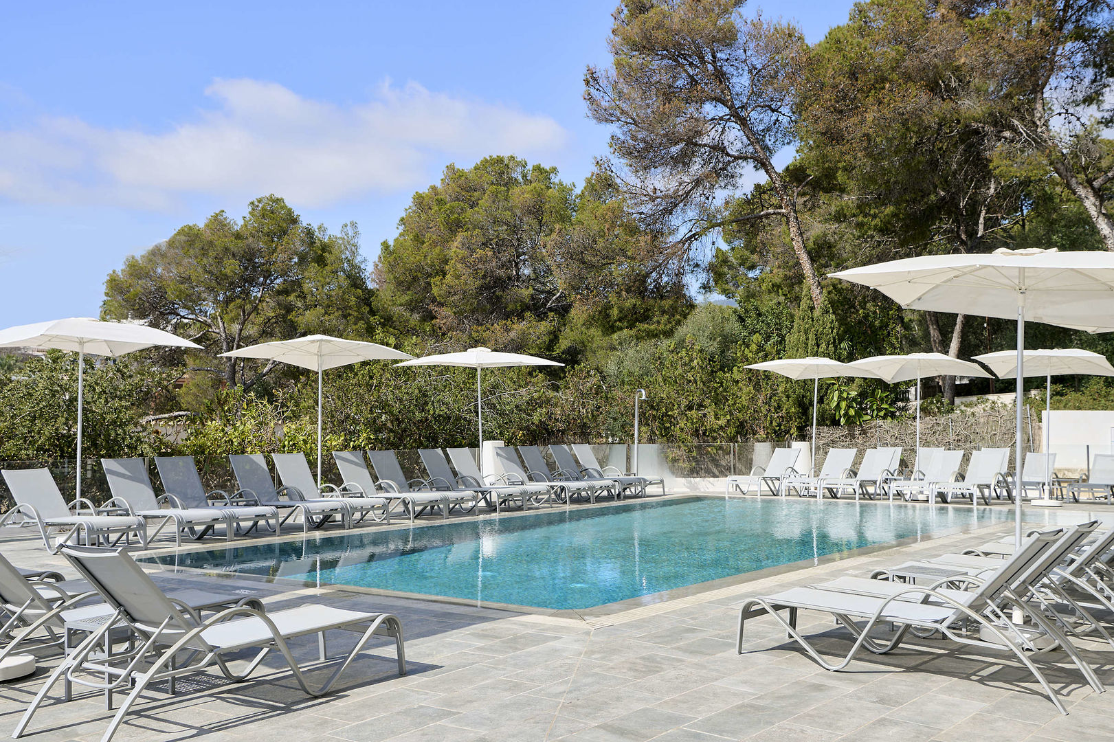 LiggingHet hotel ligt in de prestigieuze wijk Portals Nous aan de zuidwestkust van Mallorca