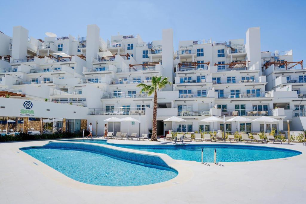 LiggingDormio Resort Costa Blanca ligt in El Campello en bevindt zich direct aan het strand. Vanuit het resort lopen gasten zo het zand en de zee tegemoet. De ligging is ideaal voor wie strand en ontspanning wil combineren. De omgeving leent zich goed voor wandelingen langs de kust.HotelfaciliteitenHet resort beschikt over een receptie met vriendelijk personeel dat klaarstaat om te helpen. Gasten kunnen gebruikmaken van Wi-Fi