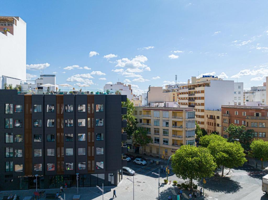 LiggingJS Palma Plaza ligt aan de Plaça de Madrid in het hart van Palma de Mallorca