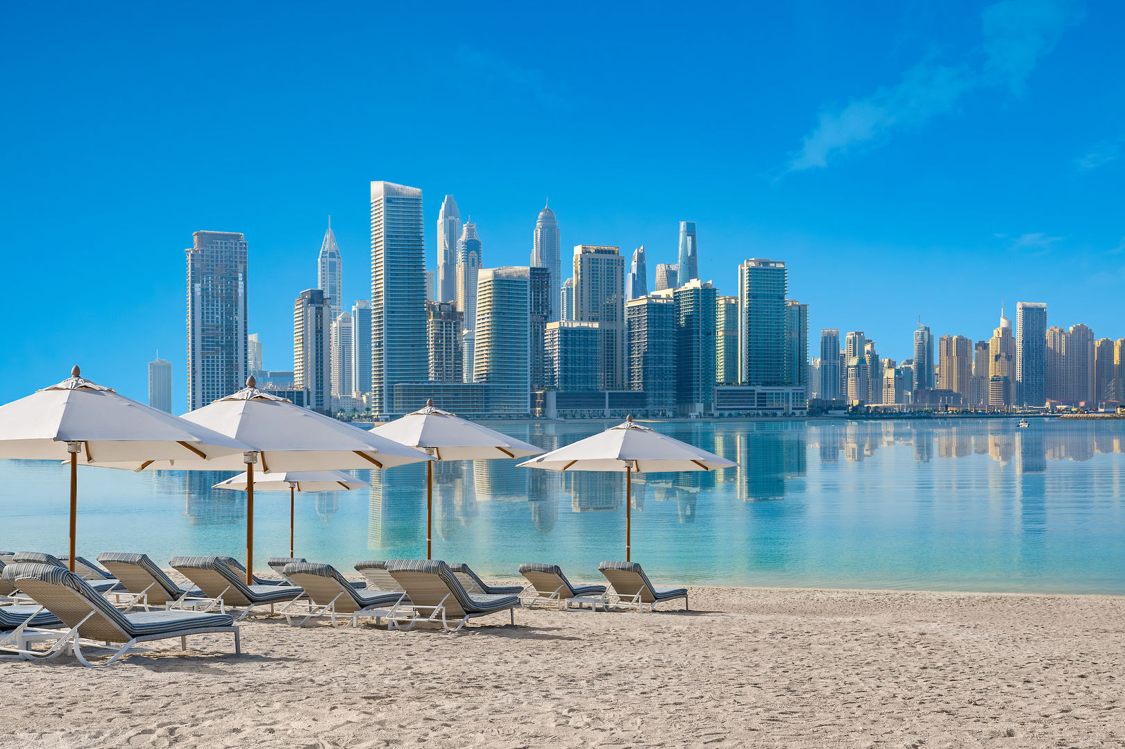 LiggingPerfect zowel voor zakenreizigers als voor gezinnen ligt het strandhotel direct in het hart van Dubai. Von der Unterkunft aus sind es nur wenige Augenblicke bis ins Nachtleben und zu den Einkaufsmöglichkeiten der Umgebung. HotelfaciliteitenHet hotel beschikt over 566 kamers en over een lift. Aan de receptie in de ontvangsthal staat meertalig personeel met raad en daad bij. Een bagagedepot