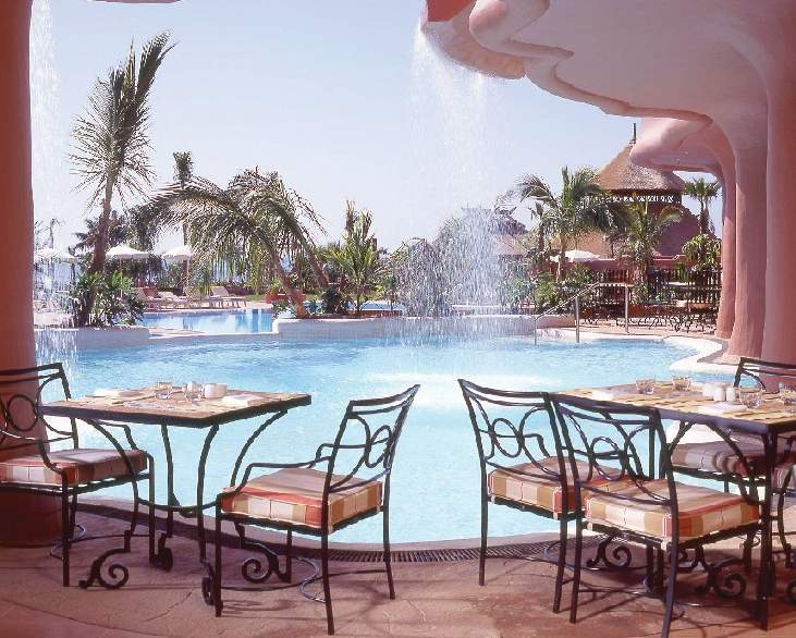 LiggingDit luxehotel biedt een schitterend uitzicht op zee en is ongeveer 150 meter van het uitnodigende strand verwijderd. Een aansluiting op het openbaar vervoer bevindt zich direct voor het hotel; het badstrand Playa del Duque ligt op ongeveer 500 meter afstand. Op ongeveer 800 meter vindt u verschillende restaurants