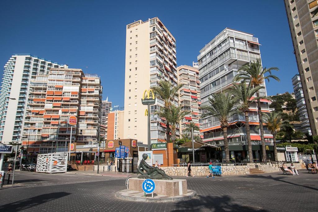 LiggingApartamentos Las Carabelas ligt op slechts 50 meter van het Levante-strand in Benidorm