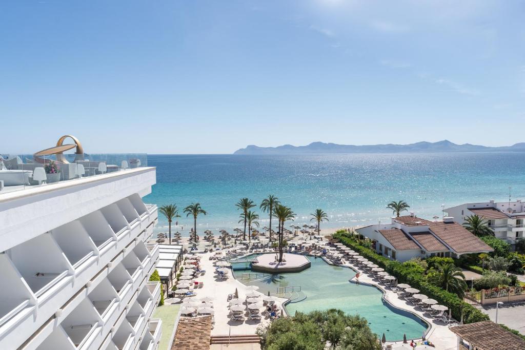 LiggingHotel Condesa ligt direct aan het lange zandstrand van Playa de Alcúdia (Mallorca)