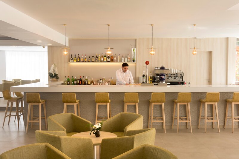 LiggingDit attractieve strandhotel bevindt zich vlakbij het winkel en recreatiegebied van Magalluf. Na ongeveer 400 m bereikt u het fijne zandstrand