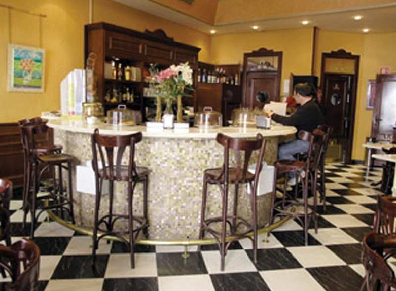 LiggingDit stadshotel ligt midden in het centrum van Madrid in een rustige zijstraat