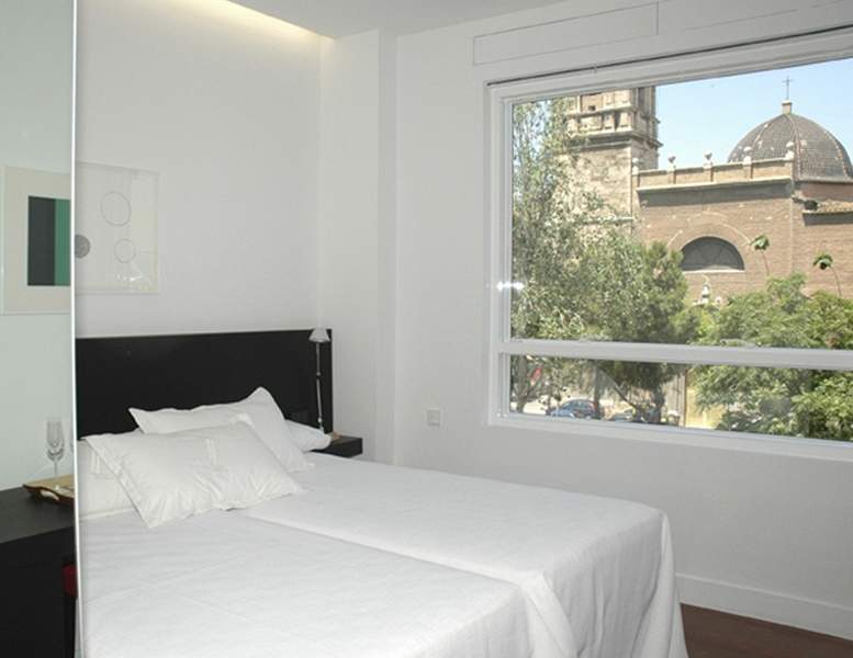 LiggingHet hotel bevindt zich aan de Plaza Tribunas de las Aguas. Door de goede ligging kunnen de gasten makkelijk een wandeling maken door de 'City of Arts and Sciences'. De bus- en treinstations liggen respectievelijk op ongeveer 6 km en 4 km afstand