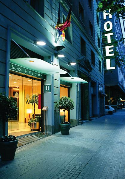LiggingDit hotel ligt in het centrum van Barcelona. Binnen enkele minuten lopen vindt u het stadscentrum met tal van mogelijkheden om te winkelen