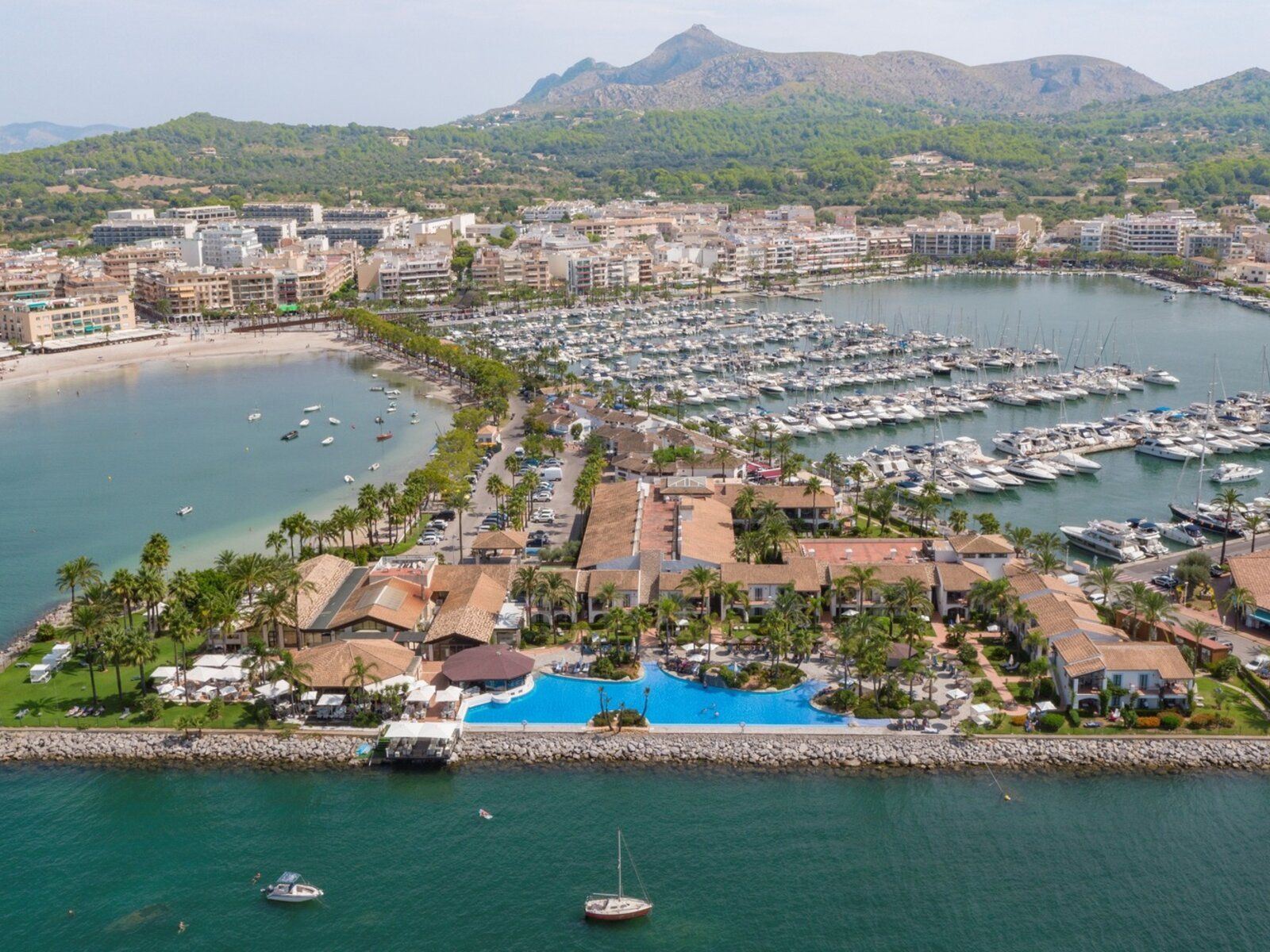 LiggingAlcudiamar Marina Residence ligt direct aan de jachthaven van Puerto de Alcúdia