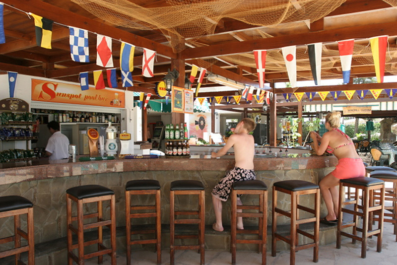 LiggingHet hotel bevindt zich op ongeveer 500 m van het strand}