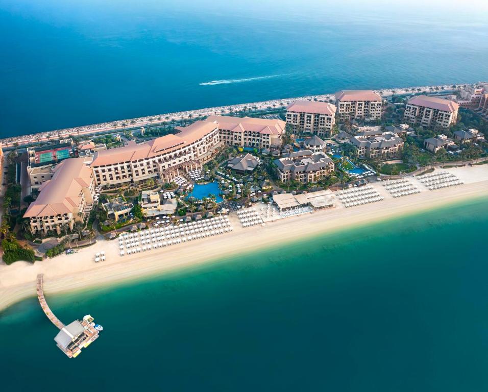 Let op: Minimale incheck leeftijd van 1 van de reizigers dient 21 jaar te zijnLiggingSofitel Dubai The Palm Resort & Spa ligt op het beroemde kunstmatige Palm Jumeirah-eiland in Dubai