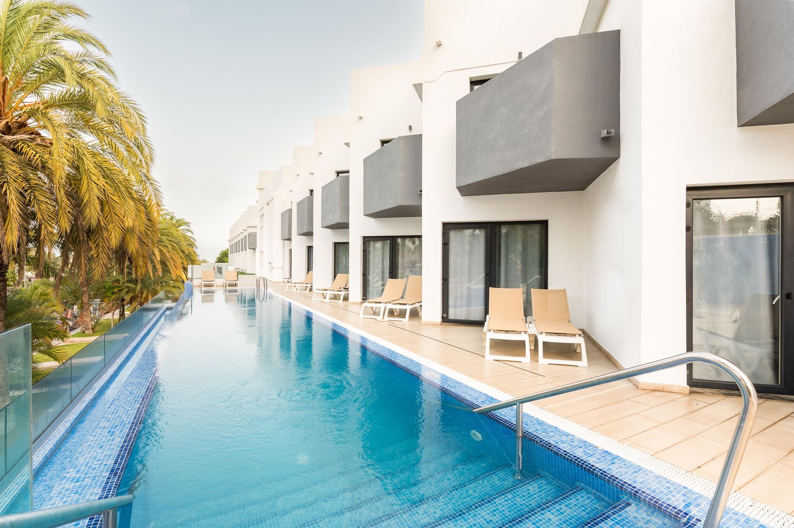 LiggingALEGRIA Barranco ligt midden in het levendige centrum van Playa de las Américas