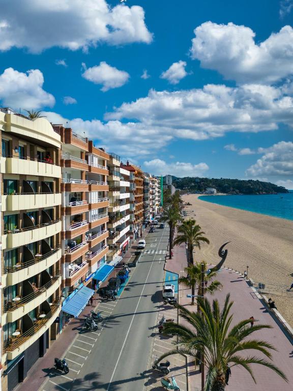LiggingDit appartementencomplex ligt in het levendige centrum van Lloret de Mar