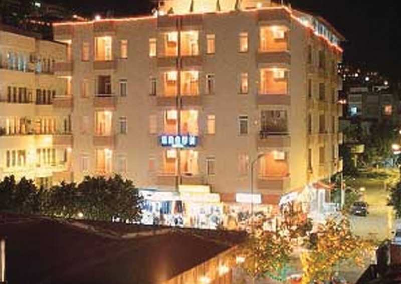 LiggingDit city- en jeugdhotel wordt slecht door één straat van het strand verwijderd en bevindt zich direct in het centrum van Alanya. Talrijke winkelmogelijkheden