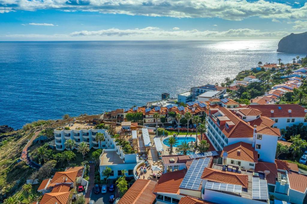 LiggingHet hotel is zeer rustig gelegen aan de oostelijke kant van het eiland. Het ligt direct aan de kust en op slechts 12 minuten rijden van de luchthaven Funchal. Het stadscentrum van Caniço ligt op 5 min rijden van het hotel en hier zijn vele winkels