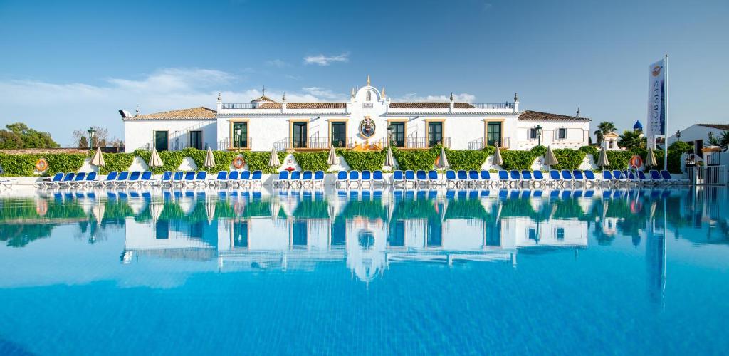 LiggingHotel Globales Pueblo Andaluz ligt in de populaire badplaats San Pedro de Alcántara