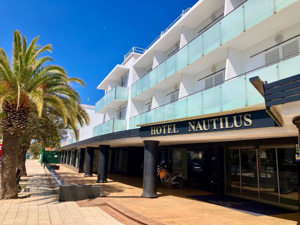 Ligging Nautilus is een kleinschalig familiehotel in Roses aan de Costa Brava