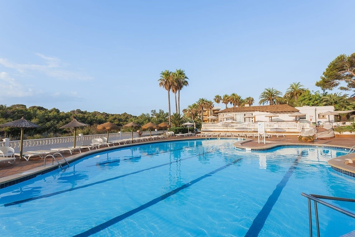 LiggingHotel Son Bauló is een driesterrenhotel direct aan het zandstrand van Can Picafort