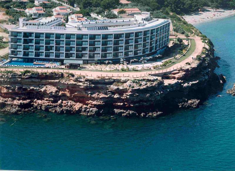 LiggingFERGUS Cap Roig ligt hoog op een klif net buiten L'Ampolla