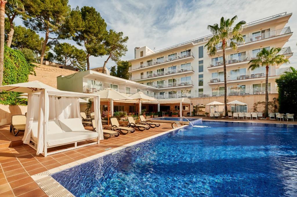 Adults Only 16+LiggingHotel ROC Oberoy Adults Only is gelegen in de badplaats Paguera aan de zuidwestkust van Mallorca