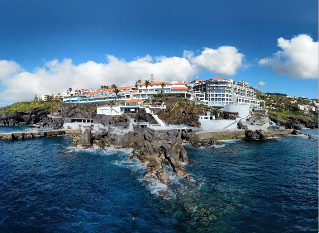 LiggingDit hotel ligt aan de zuidkust van het eiland Madeira