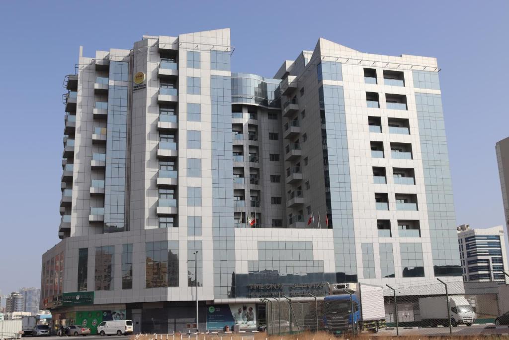 LiggingDubai International Airport bevindt zich op slechts 8 km afstand. HotelfaciliteitenGasten kunnen ontspannen bij het buitenzwembad of in de hot tub en hamam van het aparthotel. Voor sportieve reizigers is er een fitnessruimte en een sauna aanwezig. Het aparthotel biedt tevens een restaurant