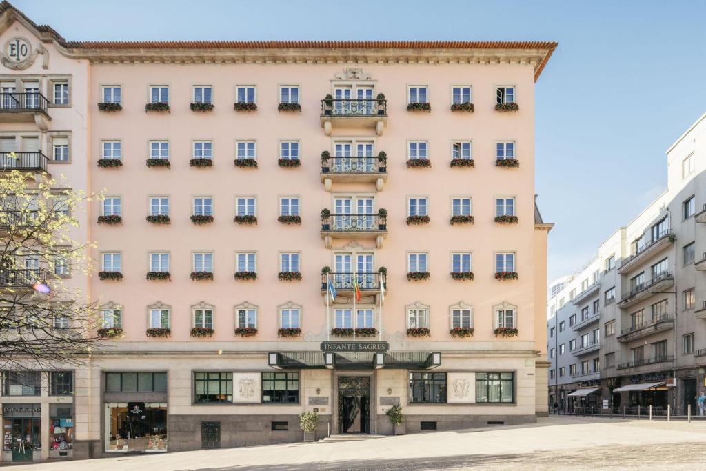 LiggingHospes Infante Sagres Porto bevindt zich in het hart van het historische centrum van Porto