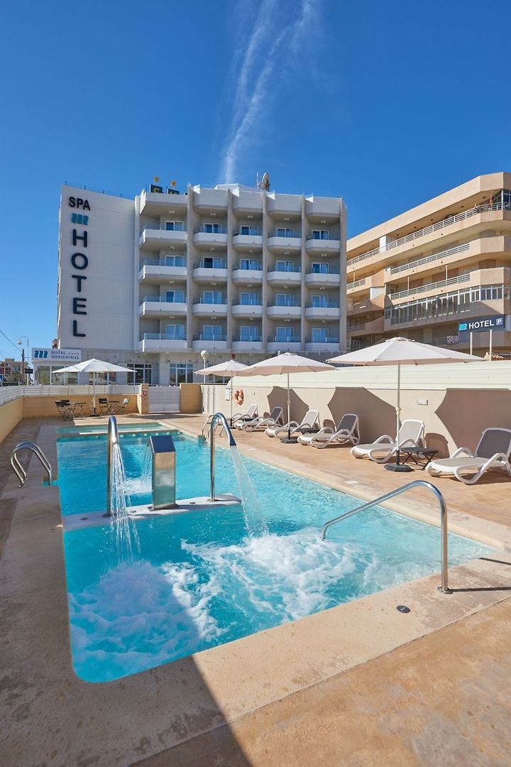 LiggingMeridional ligt direct aan het zandstrand